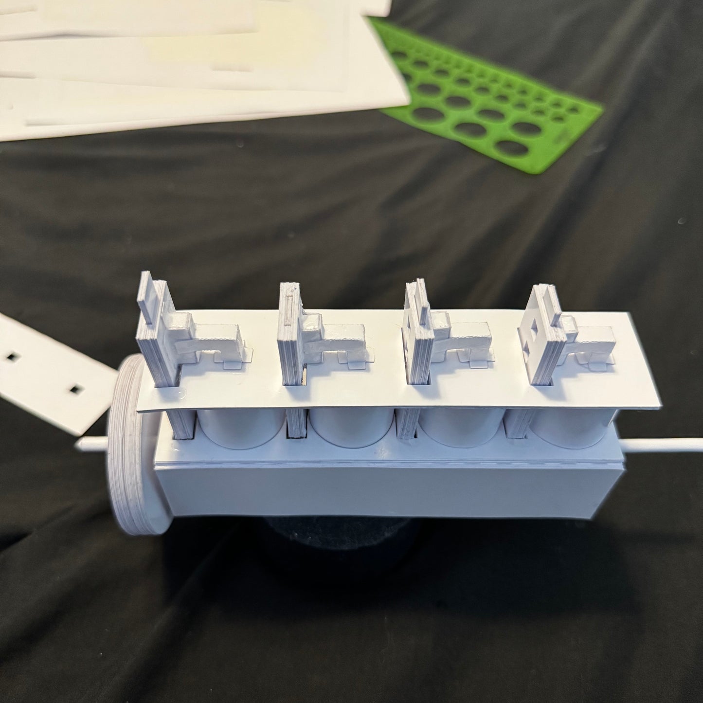 Modelo de papel de motor de avión de 4 cilindros en línea – Kit de plantilla precortada de 30 páginas